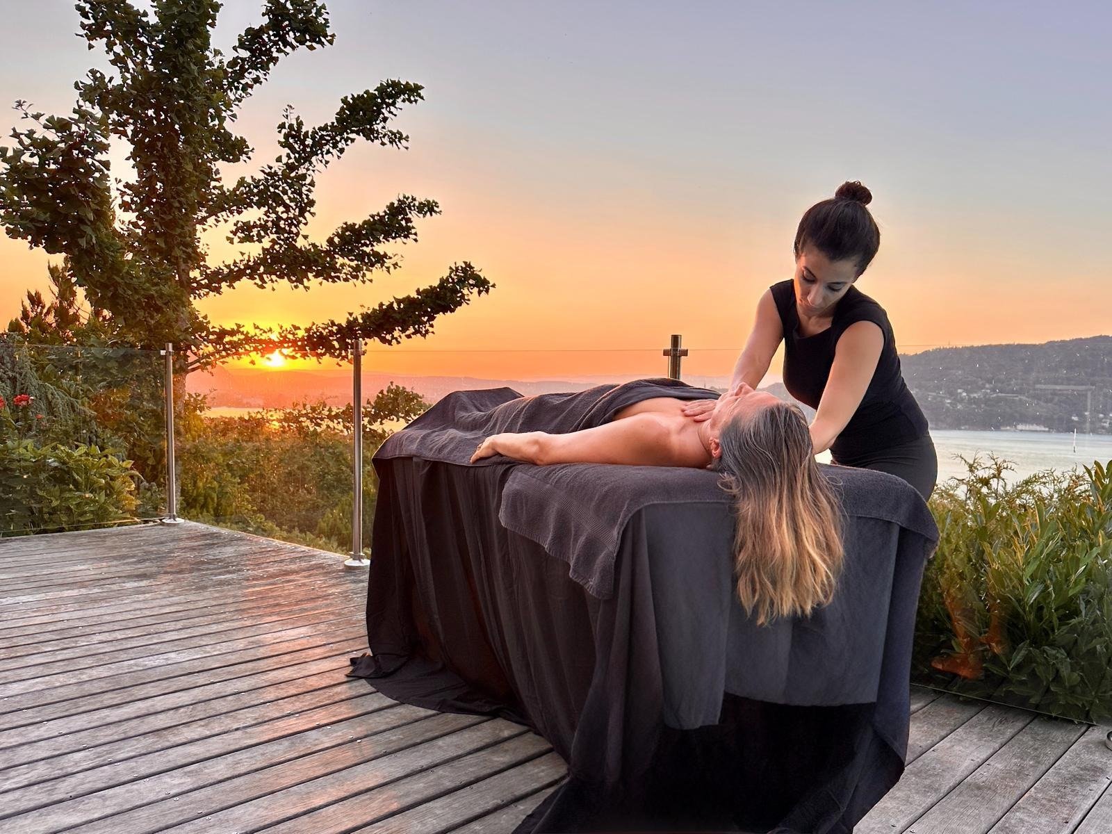 Massage Kobido au bord du lac au coucher du soleil